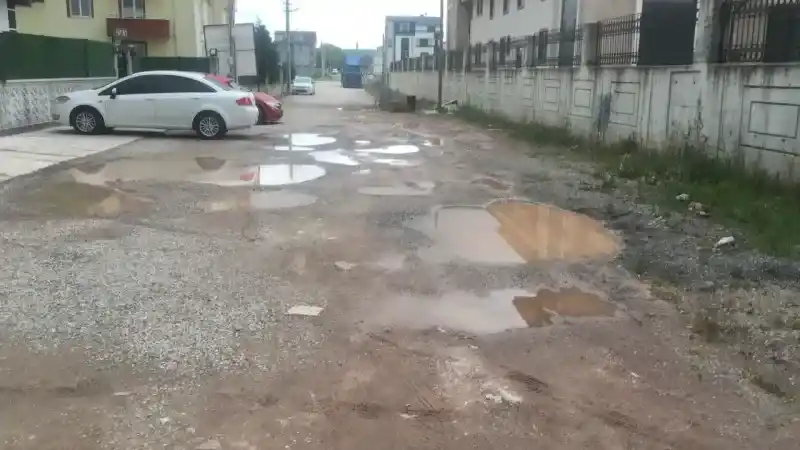 Kocaeli’de bu yoldan geçen araçlar hasar görüyor