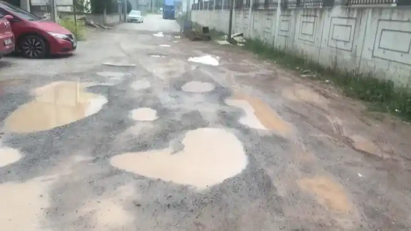 Kocaeli’de bu yoldan geçen araçlar hasar görüyor