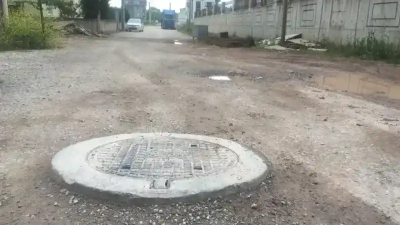 Kocaeli’de bu yoldan geçen araçlar hasar görüyor