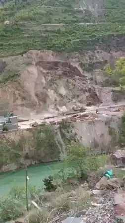 Meydana gelen heyelan saniye saniye görüntülendi