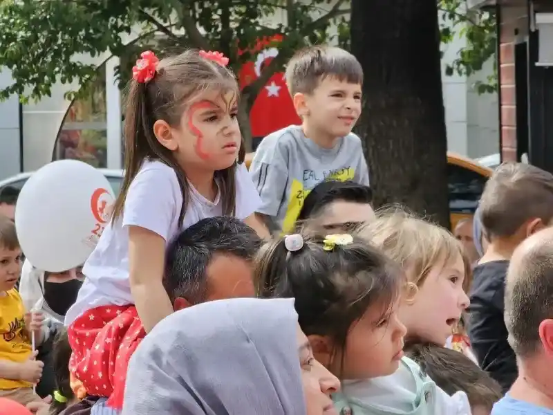 Gölcük'te çocukları TRT Çocuk Müzikal Tiyatro takımı eğlendirdi