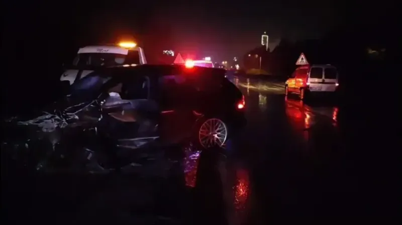 Kafa kafaya çarpışan araçlar savruldu: 5 yaralı