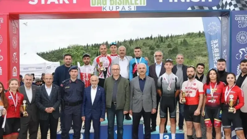 Dağ bisikletçilerinin mücadelesi nefes kesti
