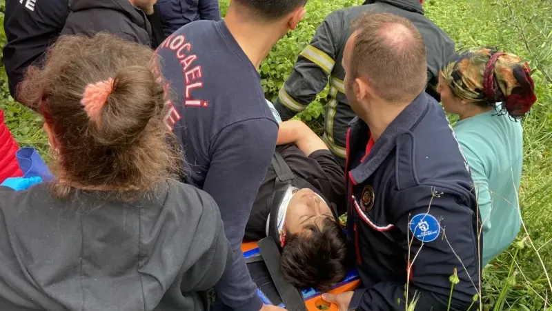 Otomobil 10 metrelik istinat duvarından uçtu: 5 ağır yaralı
