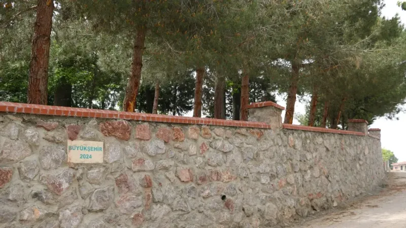 Kocaeli'de mezarlık duvarları yenileniyor