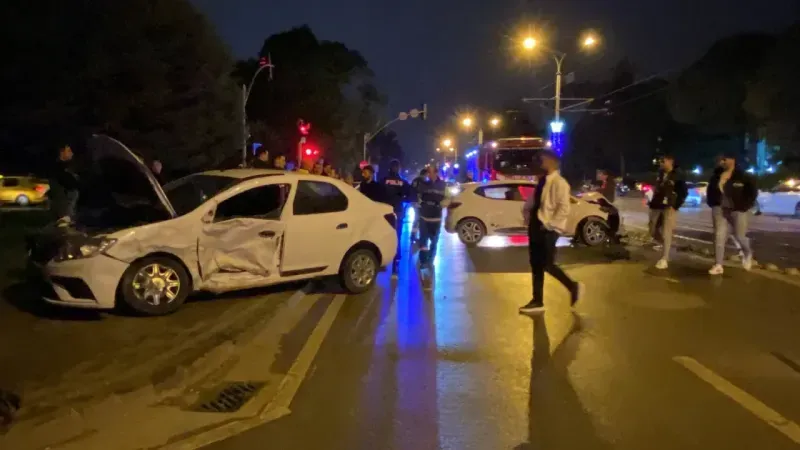 Trafik ışıklarında 2 otomobil çarpıştı