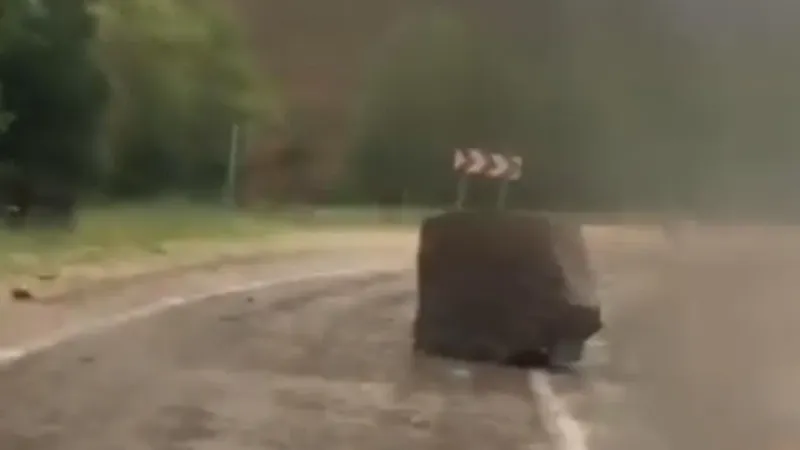 Saimbeyli’de 4 öğretmenin vefat ettiği yola yine kaya düştü
