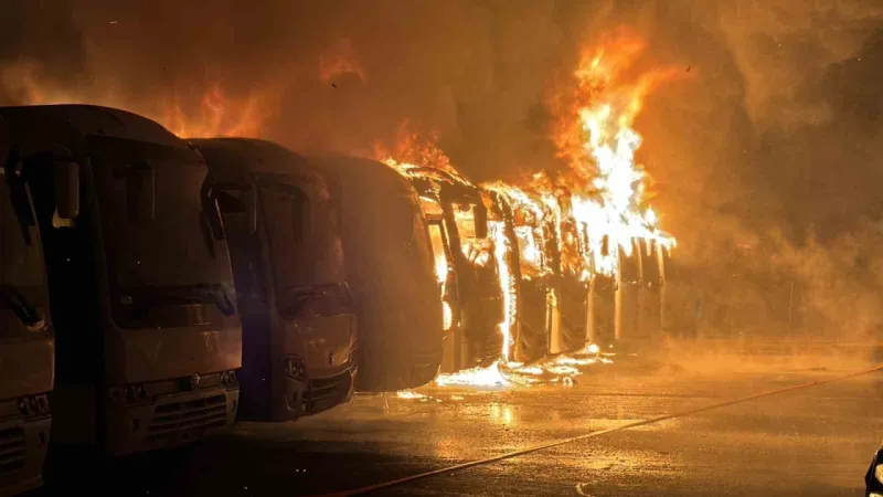 Kocaeli'de 15 servis otobüsü kül oldu