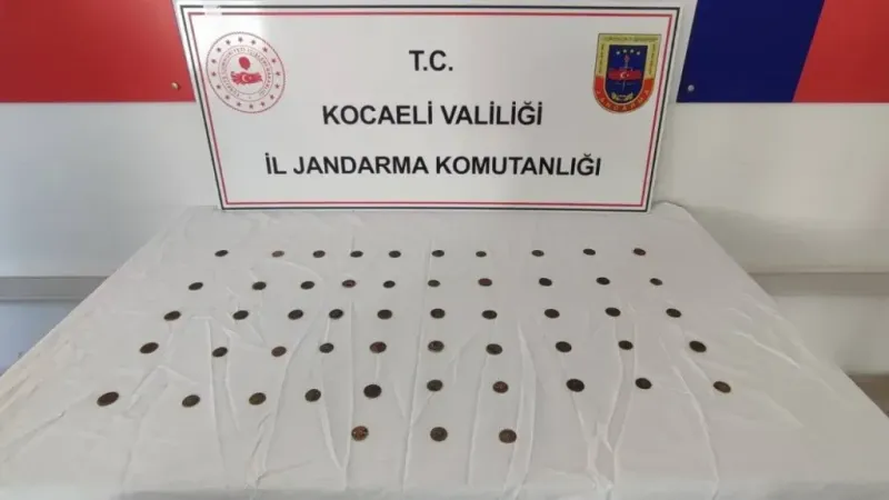 Durdukları şahsın üzerinden 53 sikke çıktı