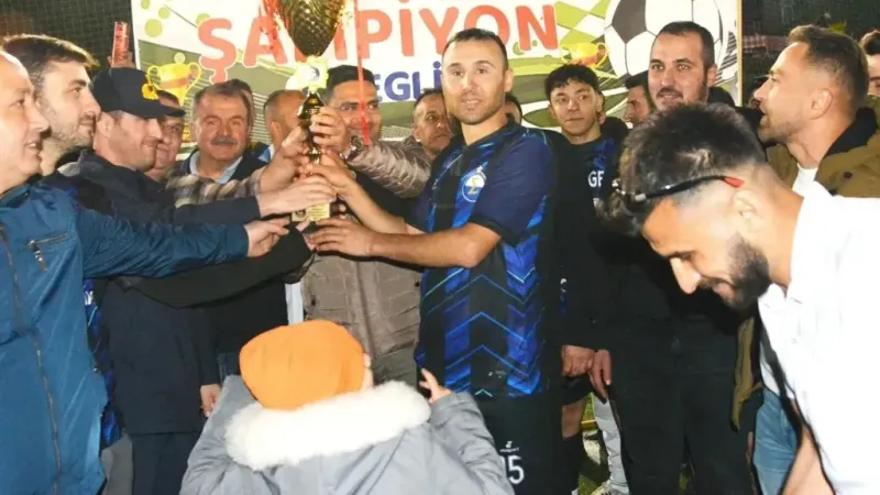 Tribün için 150 bin lira bağışta bulundular