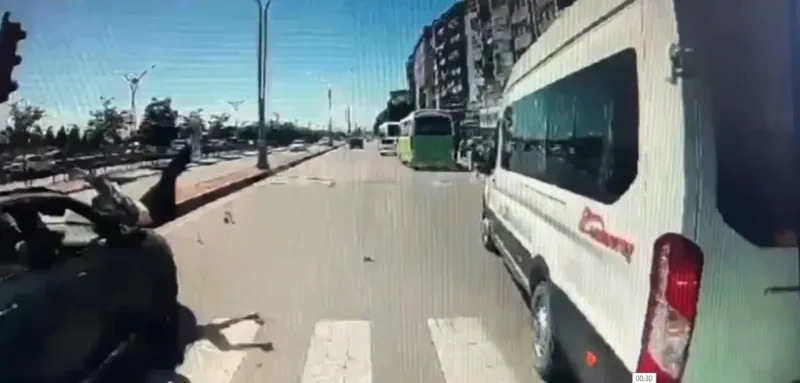 İzmit'te feci kaza: Otomobil yaya geçidindeki kadına çarptı! Kaza anı kamerada...