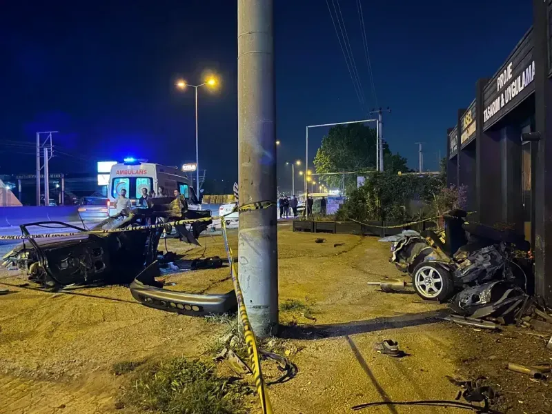Elektrik direğine çarpan otomobil ikiye bölündü: 1 ölü, 1 yaralı