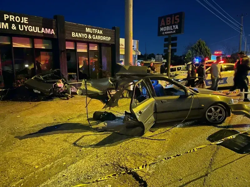 Elektrik direğine çarpan otomobil ikiye bölündü: 1 ölü, 1 yaralı