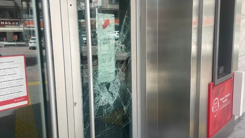 Madde bağımlıları bankanın camını kırdı