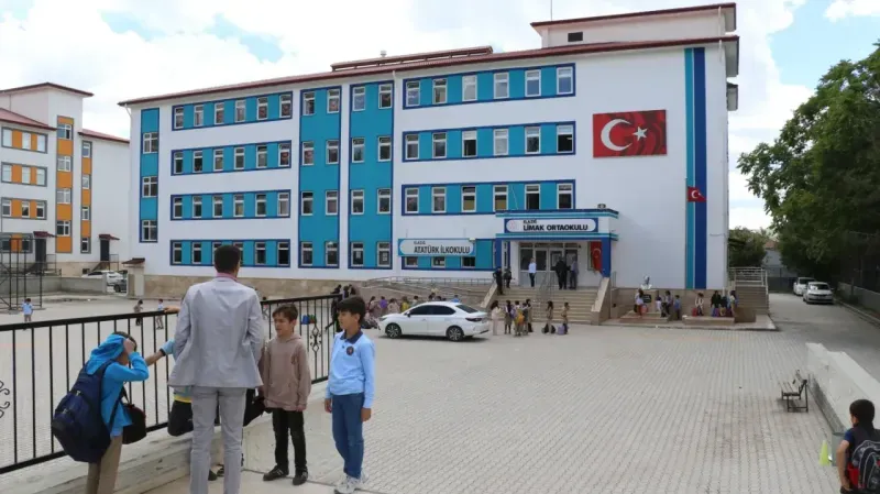 Kopya çekerken yakalanan 8.sınıf öğrencisi öğretmenini bıçakladı
