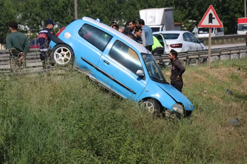 Sakarya'da ilginç kaza: Otomobil bariyerlerin üzerinde sürüklenerek asılı kaldı