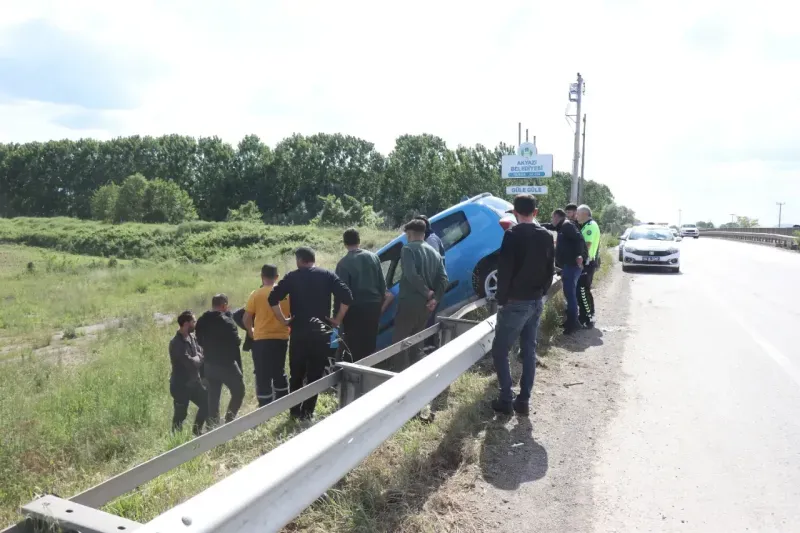 Sakarya'da ilginç kaza: Otomobil bariyerlerin üzerinde sürüklenerek asılı kaldı