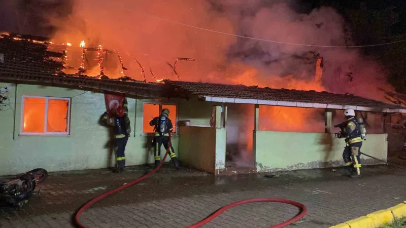 Kocaeli'de alkollü şahıs, annesi içerideyken evi yaktı!