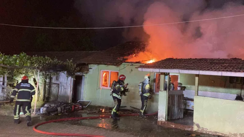 Kocaeli'de alkollü şahıs, annesi içerideyken evi yaktı!