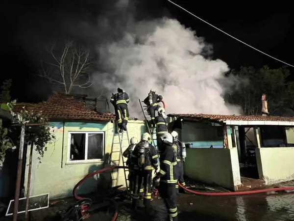 Kocaeli'de alkollü şahıs, annesi içerideyken evi yaktı!