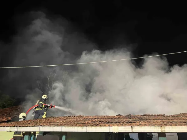 Kocaeli'de alkollü şahıs, annesi içerideyken evi yaktı!