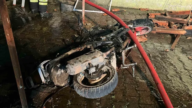 Kocaeli'de alkollü şahıs, annesi içerideyken evi yaktı!