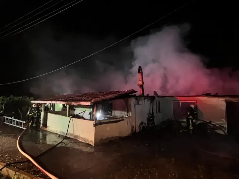 Annesi içerideyken evi ateş vermişti, tutuklandı