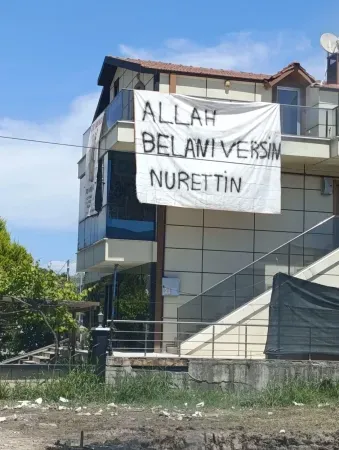 Kocaeli'de öfkeli vatandaş binaya öyle bir yazı astı ki, görenler selfie yaptı!