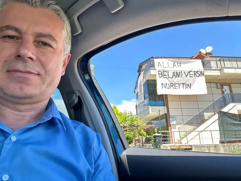 Kocaeli'de öfkeli vatandaş binaya öyle bir yazı astı ki, görenler selfie yaptı!