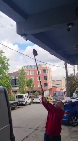 Pendik’te kardeşiyle anlaşmazlık yaşadı, aile apartmanında kameraları kırdı