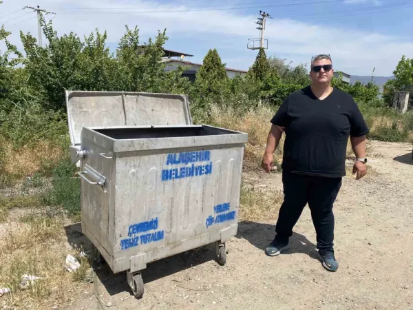Manisa'da çöp konteynerine atılan çuvaldan 6 köpek yavrusu çıktı