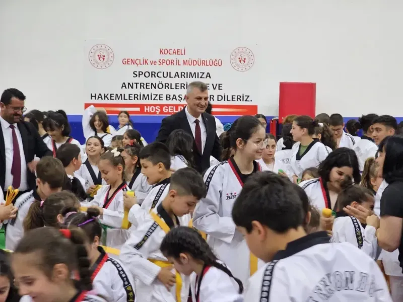 Gölcük'te yüzlerce sporcu kuşak atladı