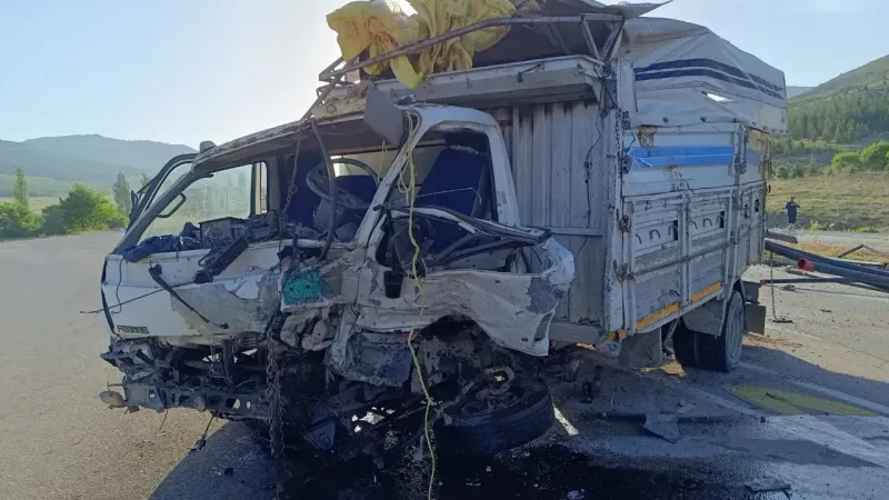 Afyon'da yolcu otobüsü kamyonetle çarpıştı: 17 yaralı