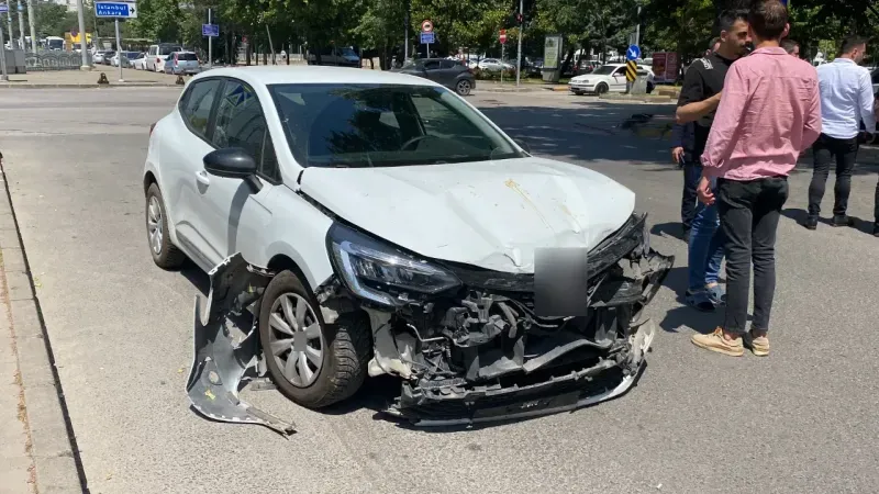 Kavşakta otomobiller çarpıştı: Yaralılar var