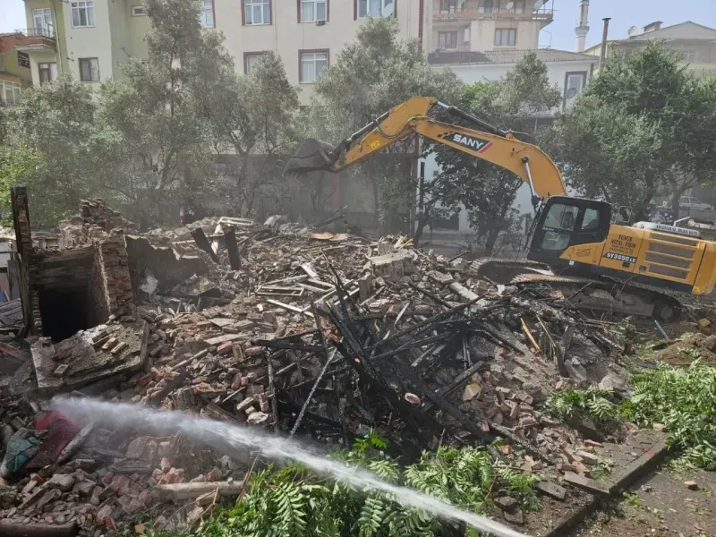 Yangında hasar gören binayı belediye ekipleri yıktı