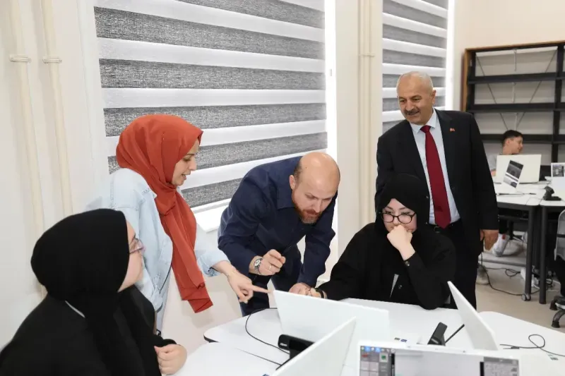 Bilal Erdoğan'dan Gebze'deki gençlik merkezine ziyaret