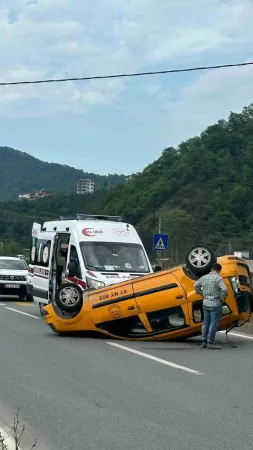 Trabzon'da köpeğe çarpmamak için manevra yapınca ticari taksi takla attı