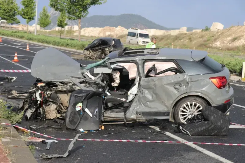 Denizli'de ehliyetsiz gencin kullandığı lüks araç can aldı!