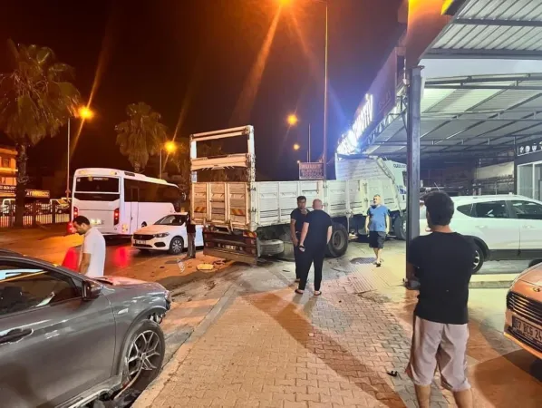 Antalya'da kontrolden çıkan kamyon 4 otomobili biçti!