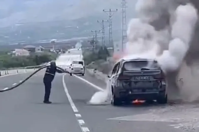 Malatya'da seyir halindeyken yanan lüks araç küle döndü