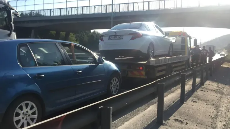 TEM'de 3 araç çarpıştı: 3 yaralı