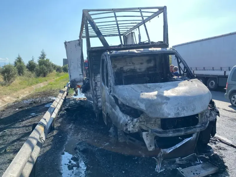 Seyir halindeki kamyonetin lastiği patlayarak alev aldı, araçtan geriye iskeleti kaldı
