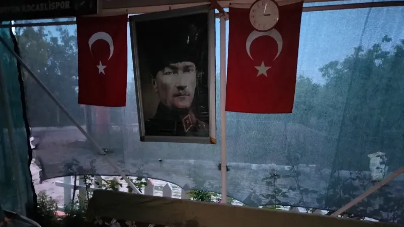 Kandıra’da Atatürk köylünün başköşesinde!