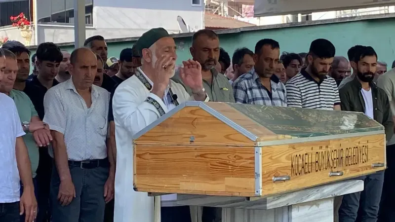 Gemi yangınında hayatını kaybeden işçi dualarla uğurlandı