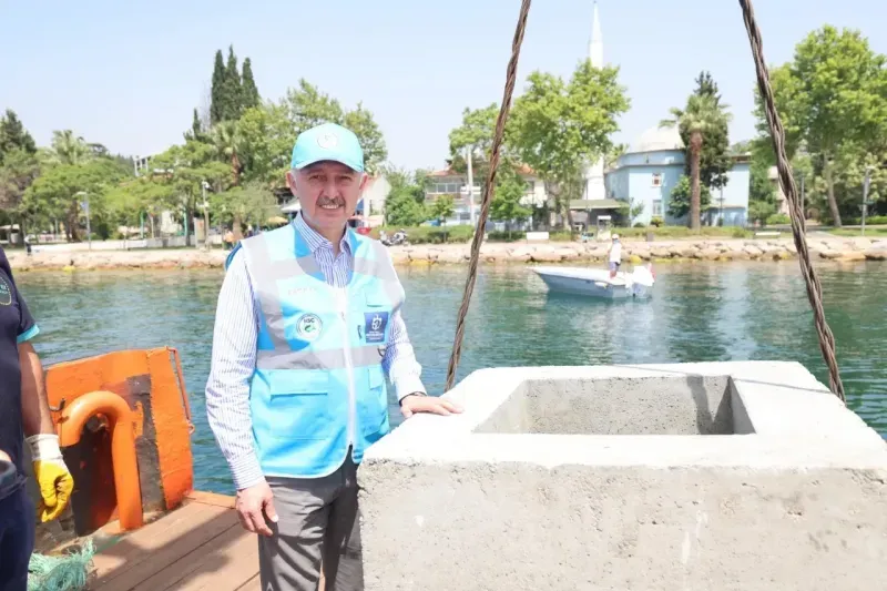 Gebze Eskihisar’da 100 yapay resif suya indirildi