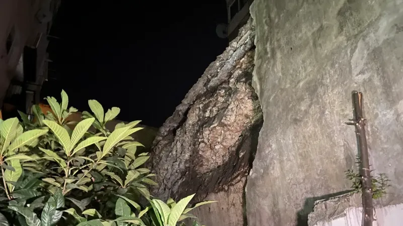 Fatih’te binaların arasında kalan tarihi yapının istinat duvarı çöktü