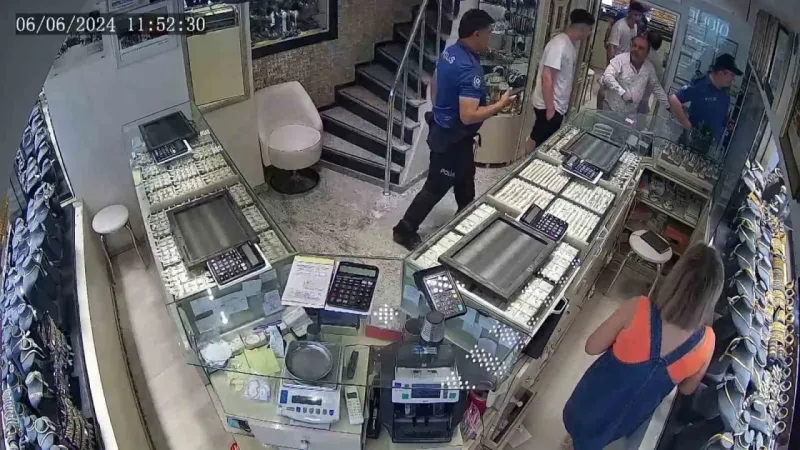 Sakarya’da kuyumcuda incelediği 300 bin liralık bilezikleri bir anda alıp kaçtı!