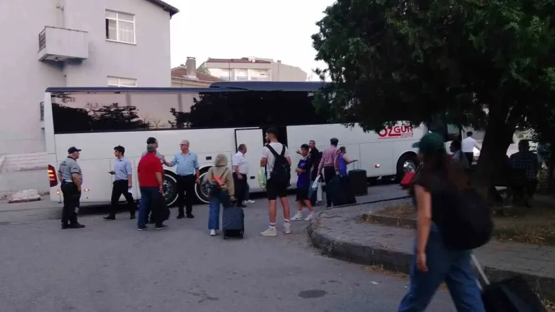Tren yolda kaldı, yüzlerce yolcu...