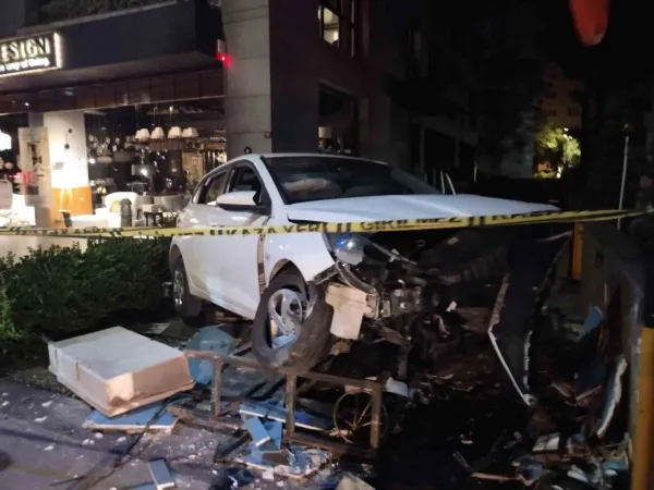 Kadıköy’de kontrolden çıkan araç binanın doğal gaz kutusuna çarptı: 2 yaralı