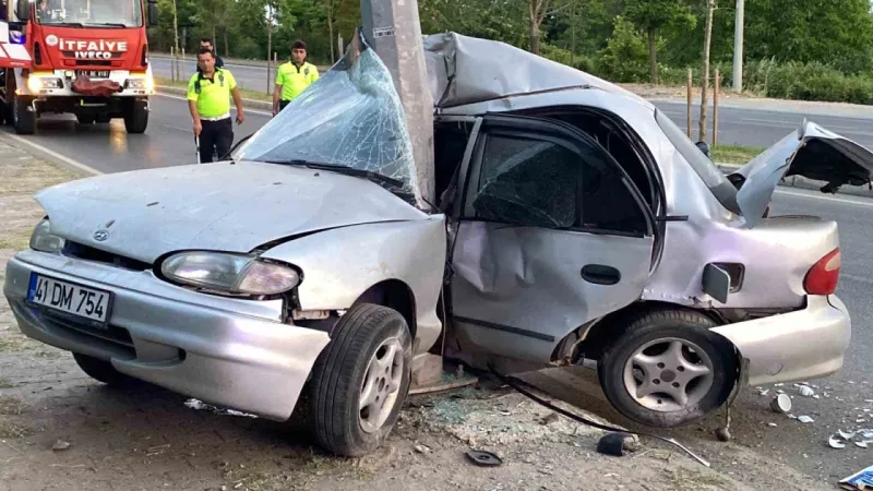 İzmit'te feci kaza: Direğe çarpan otomobil ikiye katlandı! 1 ölü, 1 yaralı